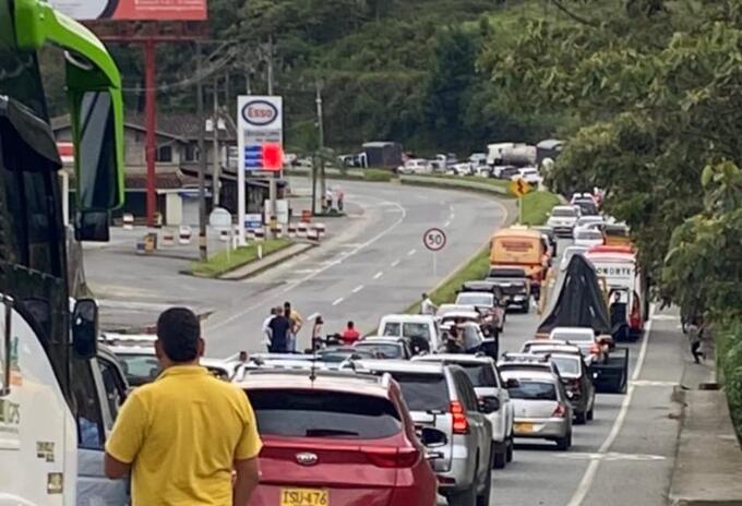 Se registran bloqueos en las vías que comunican a Medellín