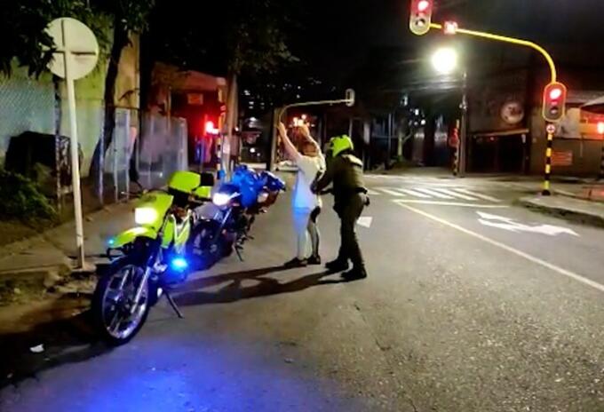 Referencia toque de queda en Medellín.