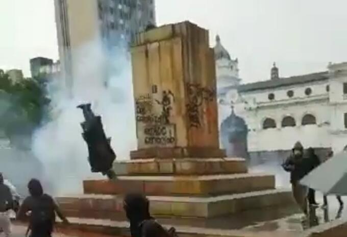 Cató la estatua de Antonio Nariño en Pasto