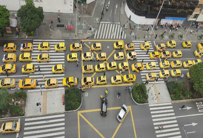 Caravana de taxistas en Medellín.
