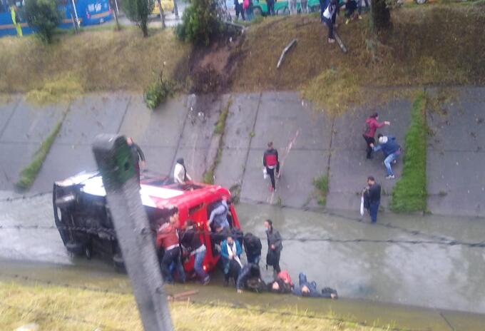 Buseta cae a caño