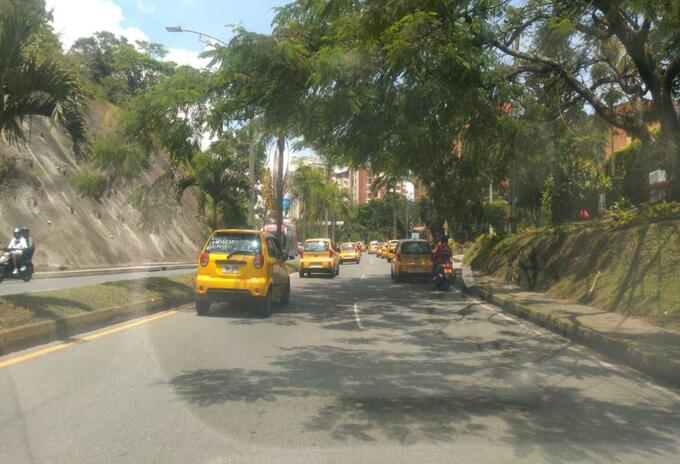 Caravana de taxistas en Medellín.