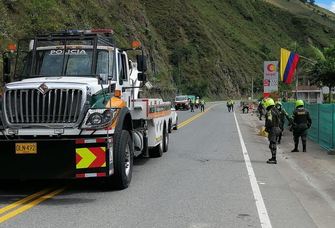 La Policía trabaja despejando la via
