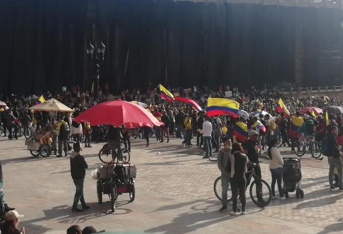 Ventas informales en medio de las manifestaciones.