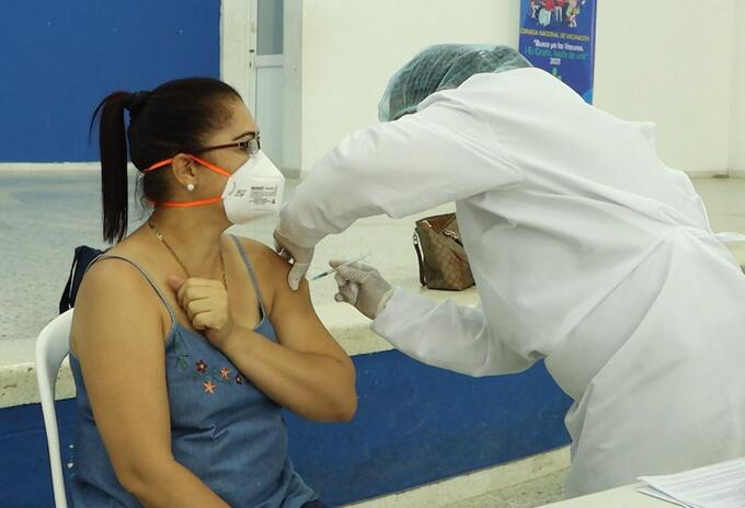Iniciaron las vacunas para los docentes en Riohacha
