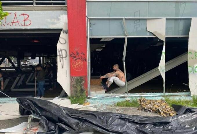 Así quedó un gimnasio en la Avenida Colombia en Medellín.
