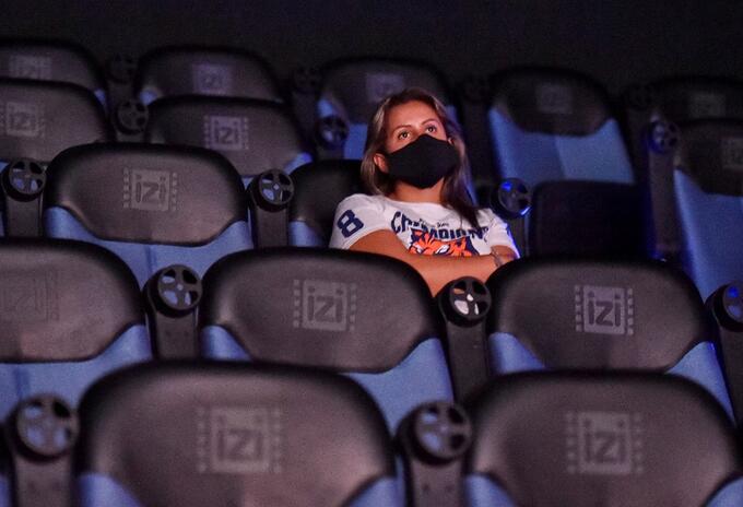 Mujer asistiendo a una función de cine.
