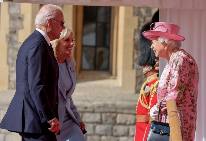 Joe Biden y la reina Isabel II Joe Biden y la reina Isabel II