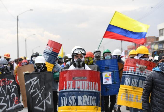 Manifestantes durante protestas en Bogotá.