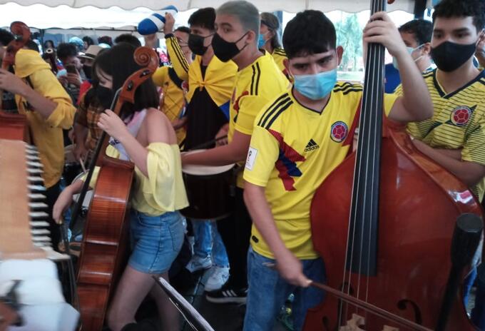 Distintas organizaciones sociales, juveniles y artísticas interpretaron varias canciones.