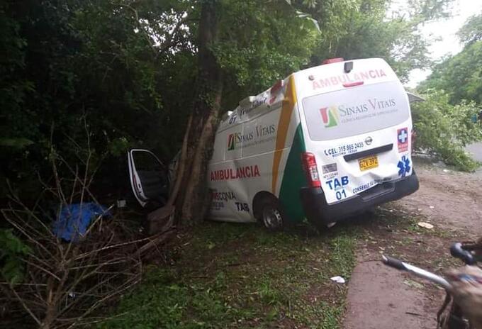 Ambulancia colisionó contra un árbol ubicado a un costado de la malla vial.