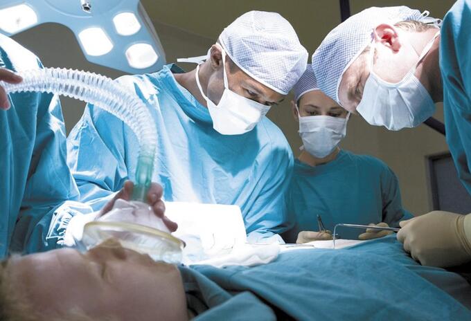 Médico en el quirofano