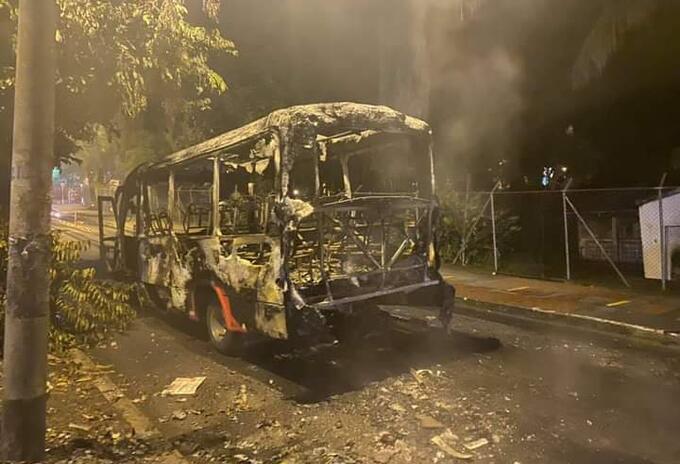 Buseta incinerada en Ibagué.