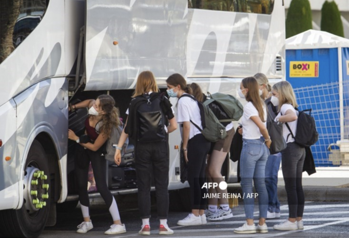Jóvenes se contagian en excursión en España