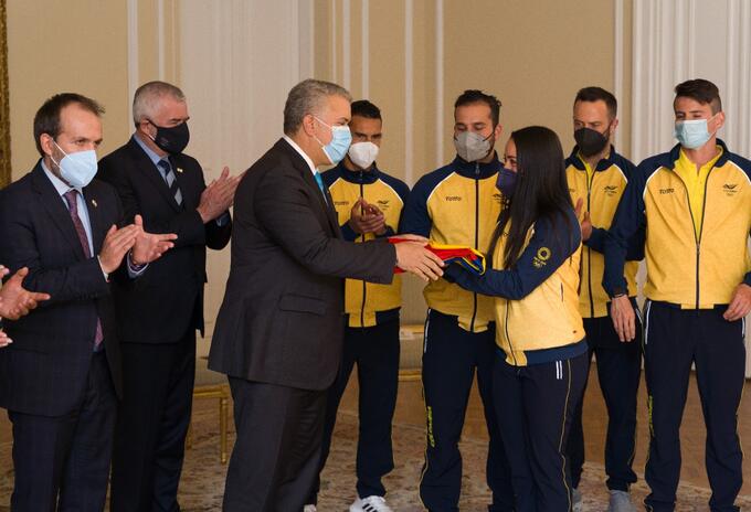 Juegos Olimpicos Duque Le Dio La Bandera A La Delegacion De Colombia Rcn Radio