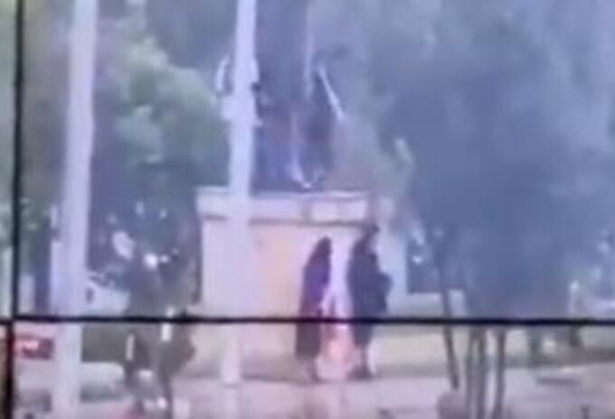 Indígenas intentan derrumbar estatua de Cristóbal Colón, en Bogotá