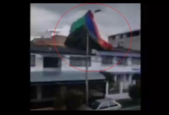 Inflable terminó sobre techo de casa