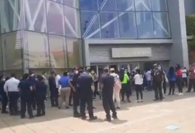 Grupo antiexplosivos busca paquete sospechoso en centro comercial de Bucaramanga