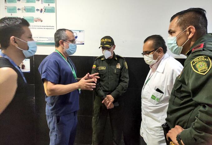 Médicos del HUs y policia recibiendo diagnóstico de uniformado herido