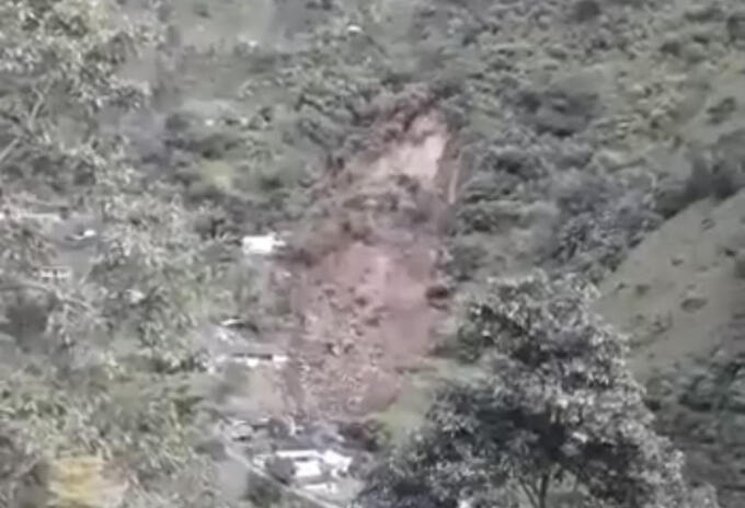 Momento del derrumbe en Liborina, Antioquia.