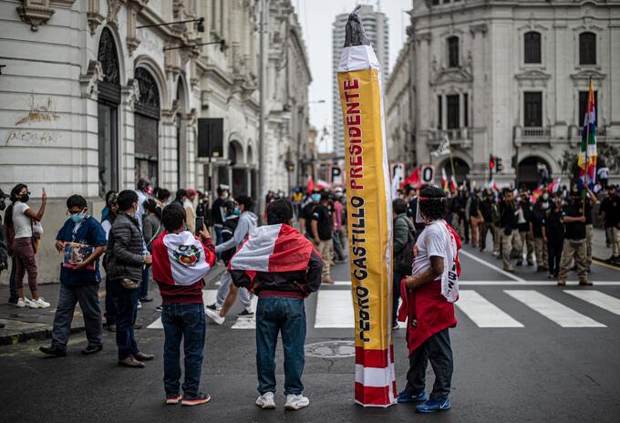 Manifestaciones en Lima a la espera del ganador de la presidencia
