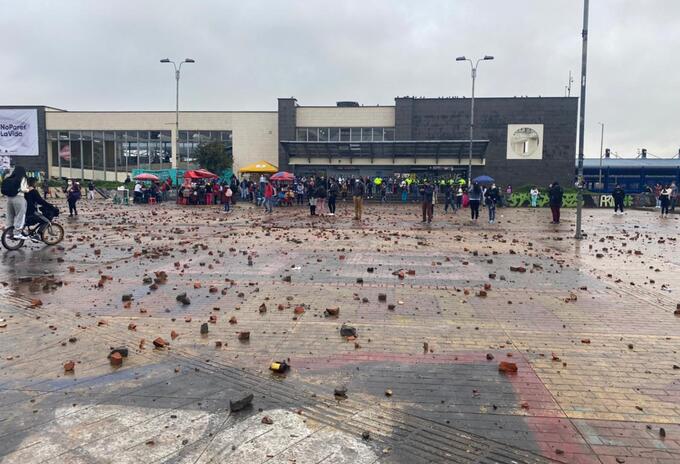 Portal Américas amaneció lleno de piedras tras hechos vandálicos el 9 de junio