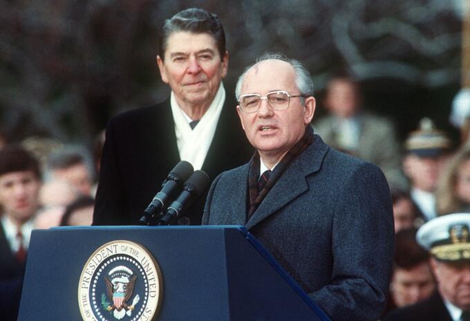 Ronald Reagan y Mijail Gorbachov en 1987