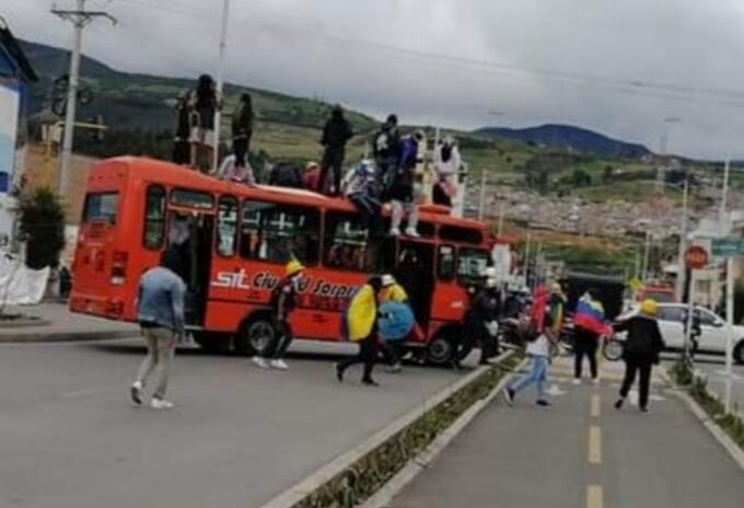 Este es uno de los buses incinerados en Pasto