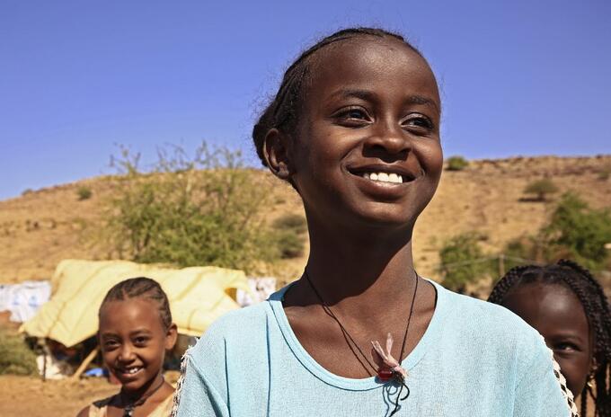 Niña afro sonriente