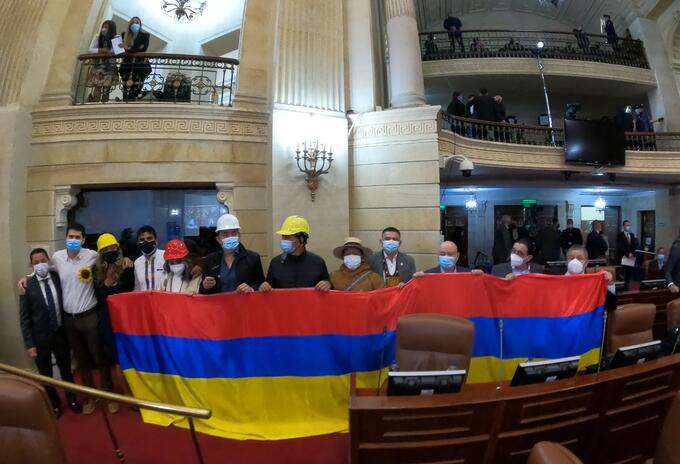 Oposición iza la bandera al revés Oposición iza la bandera al revés