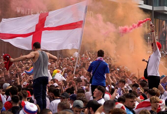 Hinchas fuera del estadio Wembley para la final Eurocopa 2021 Hinchas fuera del estadio Wembley para la final Eurocopa 2021