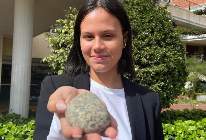 Le regaló una piedra al presidente Iván Duque