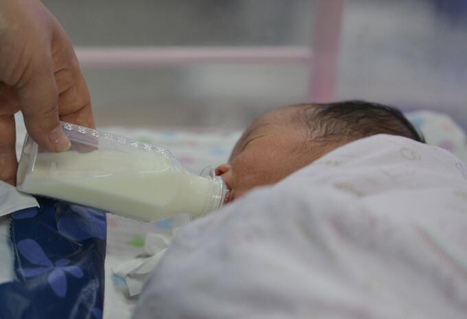 Bebé es salvado por su mamá en China de morir