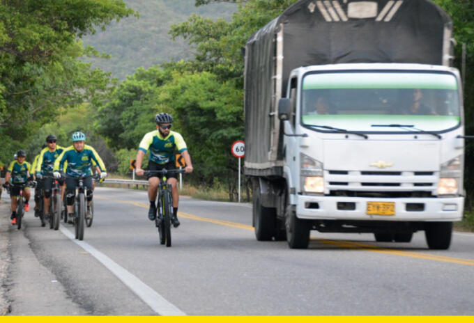 Ciclista y camiones Ciclista y camiones