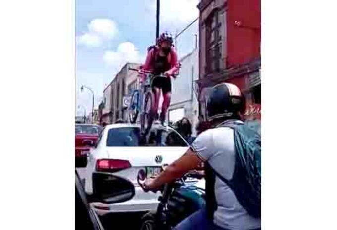 Ciclovía: mujer enfurece y pasa bicicleta sobre carro