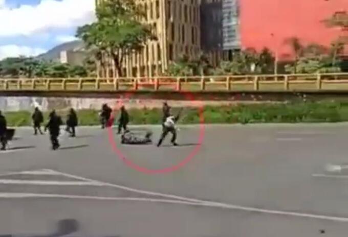 La mujer fue agredida con una patada por la espalda.