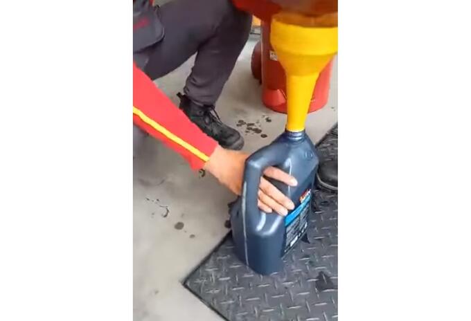 Hombre denuncia que lo estafaron en una estación de gasolina