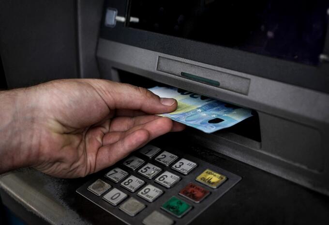 Cajero electrónico dispensa euros