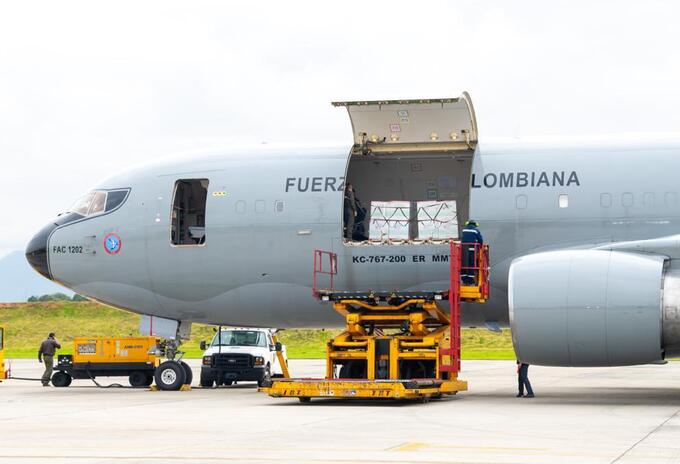 Avión de la Fuerza Aérea Colombiana con las vacunas de Janssen.