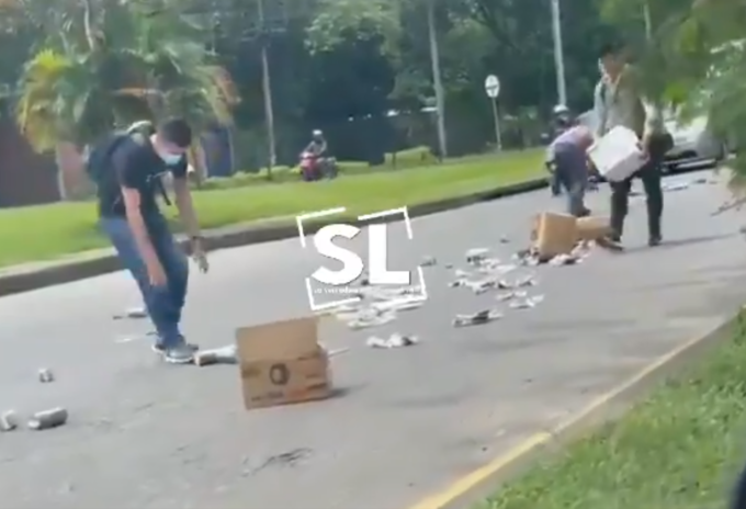 Gente ayuda a transportador en Villavicencio