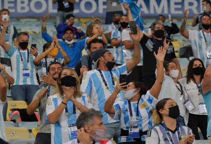 Hinchas de Argentina en la final de la Copa América