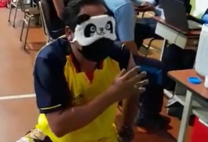 Joven con antifaz de panda