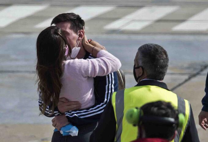 Lionel Messi y el abrazo con Antonella Roccuzzo tras hacer historia