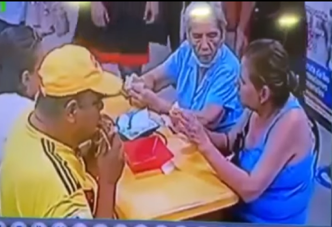 Ponen cabello en la comida