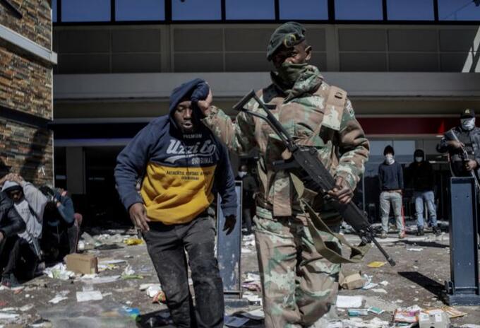 Manifestaciones y saqueos en Sudáfrica