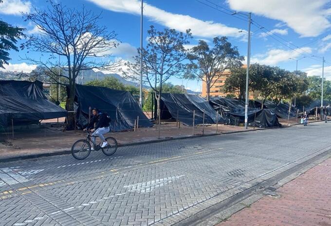 Carpas de indígenas embera en parque Tercer Milenio, Bogotá.