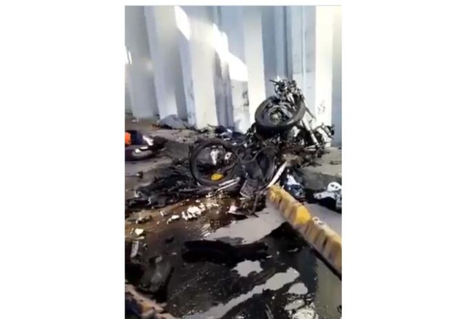 Tragedia en Bogotá: Vehículo le cae encima a motociclistas en deprimido de la 94