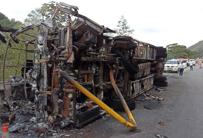 Vehículo accidentado variante Ibagué - Armenia.