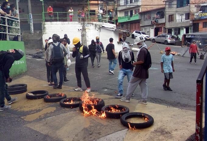 Protesta a las afueras del centro infantil en Medellín.