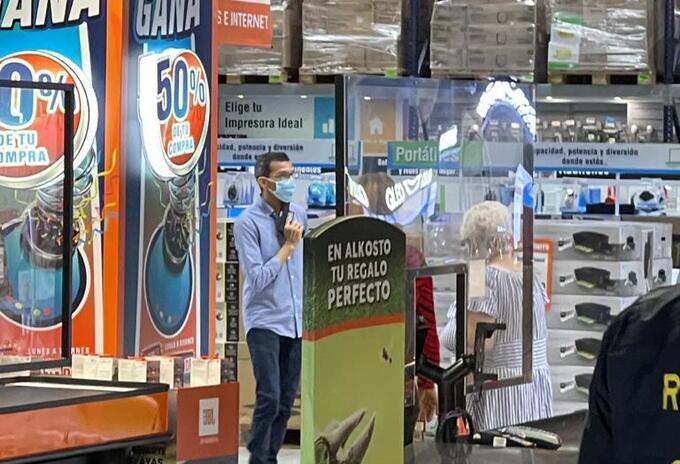 Hombre armado en Alkosto